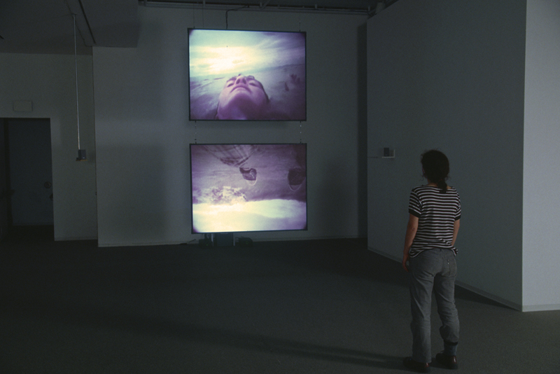 état guerrier, installation vidéo de manon labrecque, corps, eau, fleuve