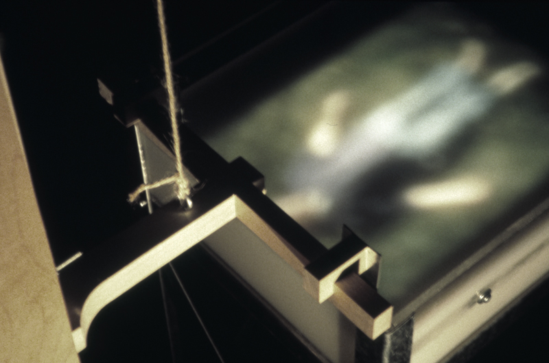 exercices d'enracinement,installation cinétique et sonore de manon labrecque,corps,maison,marteau,naissance,mort