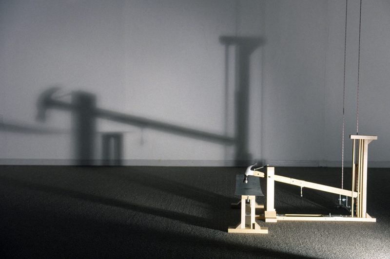 exercices d'enracinement,installation cinétique et sonore de manon labrecque,corps,maison,marteau,naissance,mort