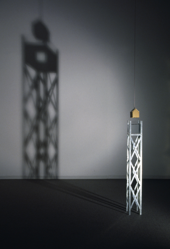 exercices d'enracinement,installation cinétique et sonore de manon labrecque,corps,maison,marteau,naissance,mort