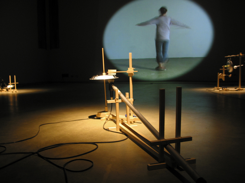 frictions méditatives,installation cinétique et sonore et vidéographique de manon labrecque, méditations,transe,assiette à tarte,chute