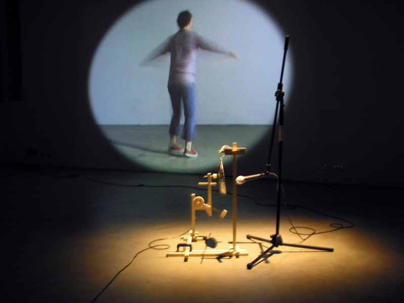 frictions méditatives,installation cinétique et sonore et vidéographique de manon labrecque, méditations,transe,assiette à tarte,chute