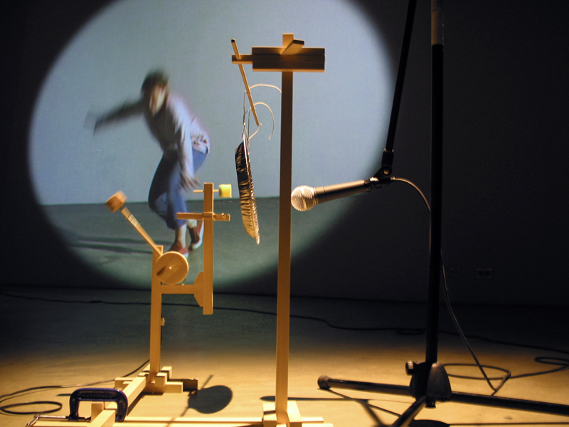 frictions méditatives,installation cinétique et sonore et vidéographique de manon labrecque, méditations,transe,assiette à tarte,chute