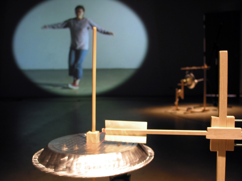 frictions méditatives,installation cinétique et sonore et vidéographique de manon labrecque, méditations,transe,assiette à tarte,chute