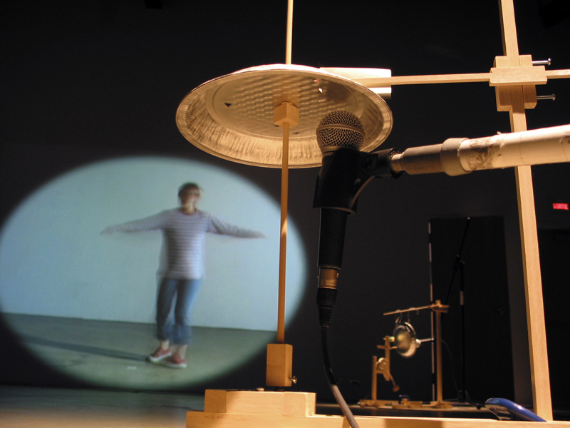 frictions méditatives,installation cinétique et sonore et vidéographique de manon labrecque, méditations,transe,assiette à tarte,chute