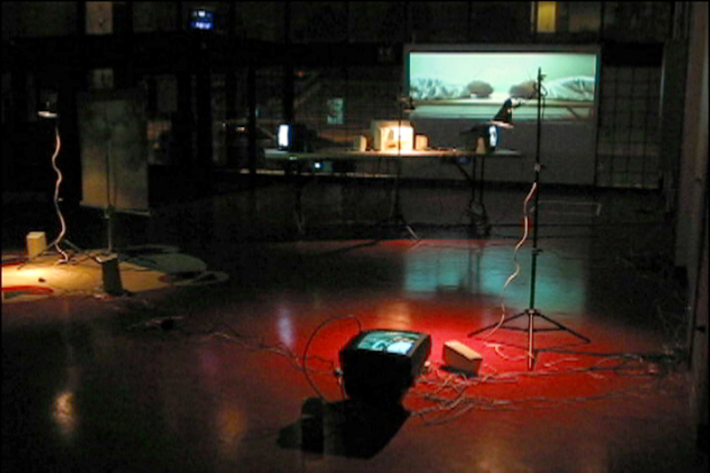 exercices de neutralité, installation vidéo de martin tétreault et manon labrecque, duo,corps,table tournante,mouvement rotatoire