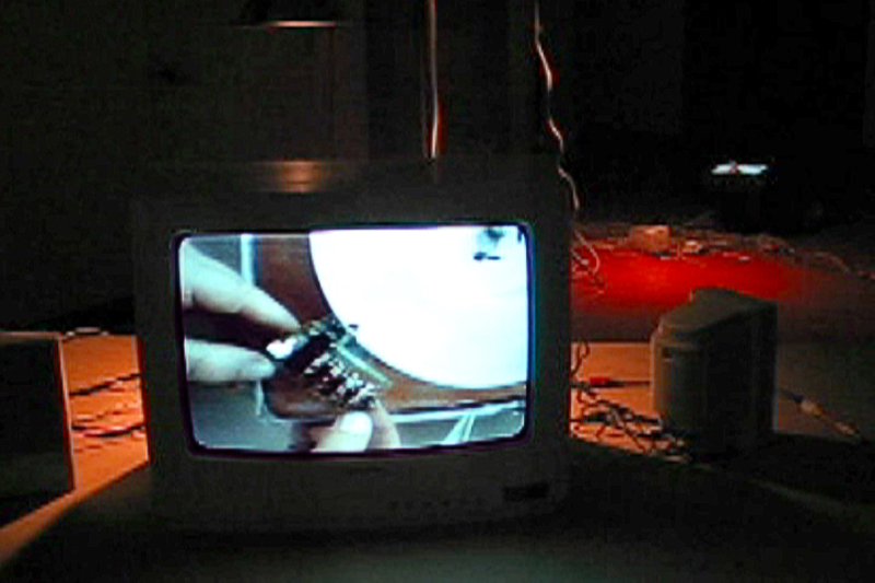 exercices de neutralité, installation vidéo de martin tétreault et manon labrecque, duo,corps,table tournante,mouvement rotatoire