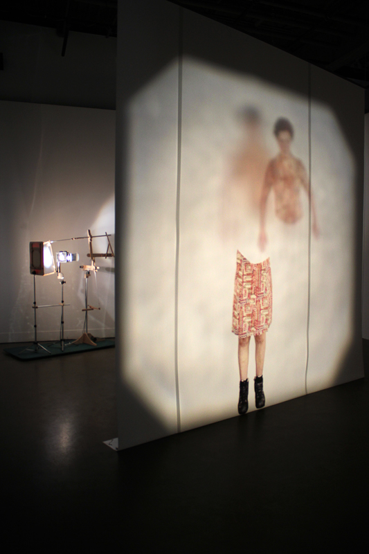 orbitale,installation cinétique et sonore de manon labrecque,mécanismes,corps,lévitation,lanterne magique,orbite