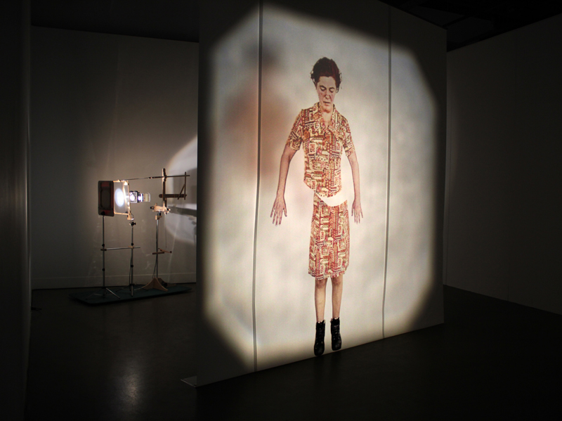 orbitale,installation cinétique et sonore de manon labrecque,mécanismes,corps,lévitation,lanterne magique,orbite