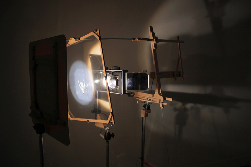 orbitale,installation cinétique et sonore de manon labrecque,mécanismes,corps,lévitation,lanterne magique,orbite