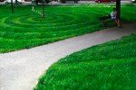 parc 1,installatioin situ,gazon,motifs,spirale,ondulation,carrelage