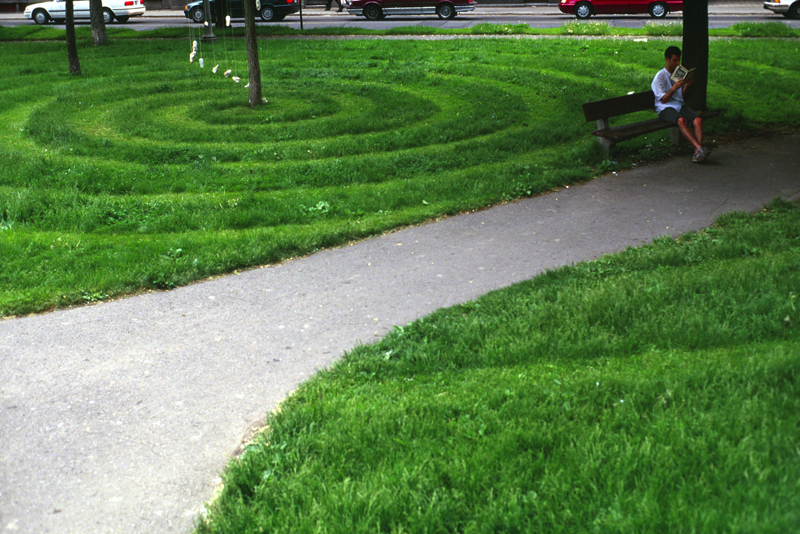 parc 1,installatioin situ,gazon,motifs,spirale,ondulation,carrelage