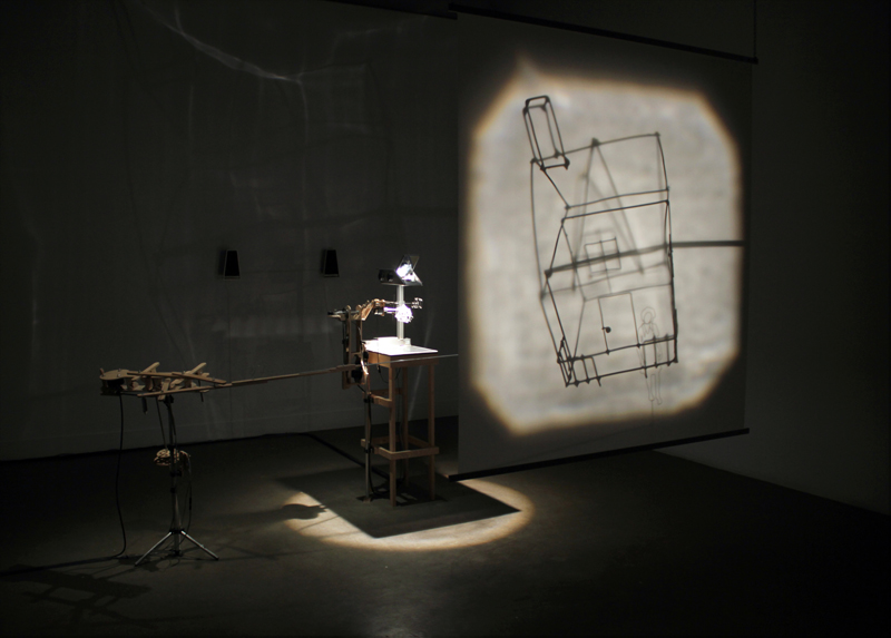 projections,installation cinétique et sonore de manon labrecque,mécanismes,silhouette,maison,chien,enfance,chute perpétuelle,lanterne magique