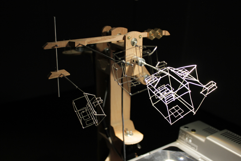 projections,installation cinétique et sonore de manon labrecque,mécanismes,silhouette,maison,chien,enfance,chute perpétuelle,lanterne magique