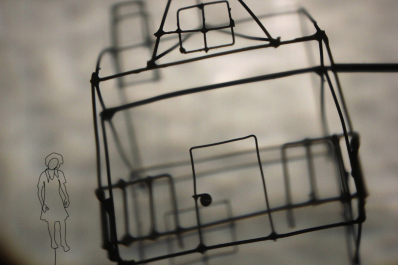 projections,installation cinétique et sonore de manon labrecque,mécanismes,silhouette,maison,chien,enfance,chute perpétuelle,lanterne magique