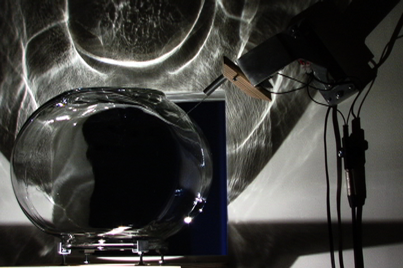 prologue,installation cinétique et sonore de manon labrecque,bol de verre,mécanisme,reflet,lumière,frictions