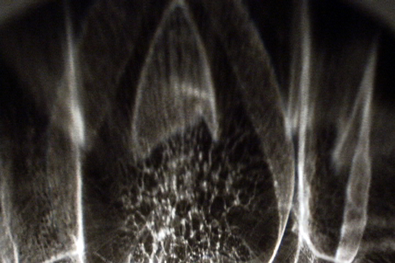 prologue,installation cinétique et sonore de manon labrecque,bol de verre,mécanisme,reflet,lumière,frictions