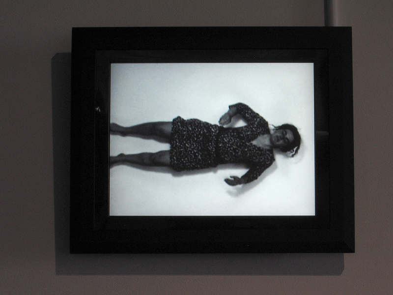 les solitudes,installation vidéo de manon labrecque,corps,escalier,frapper,voler,léviter