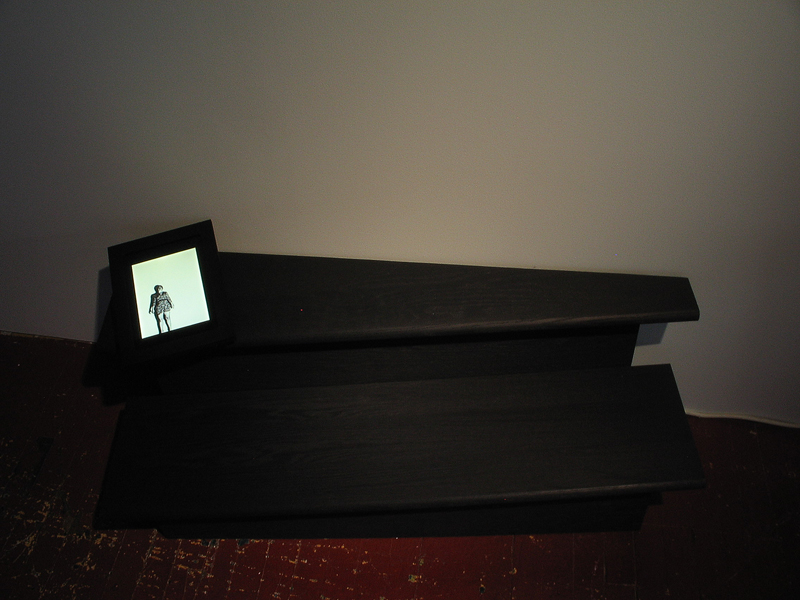 les solitudes,installation vidéo de manon labrecque,corps,escalier,frapper,voler,léviter