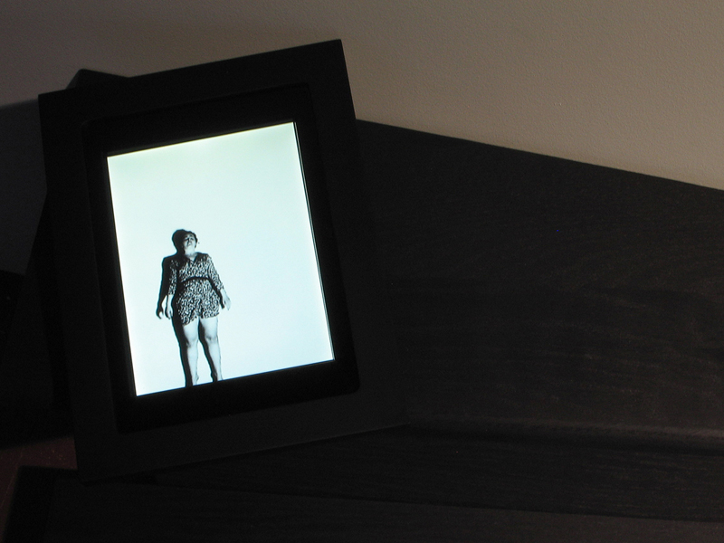 les solitudes,installation vidéo de manon labrecque,corps,escalier,frapper,voler,léviter