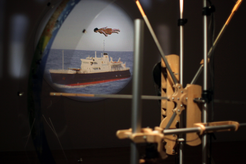 les traversées,installation cinétique et sonore de manon labrecque,mécanismes,images,corps,flute,paysages,lanterne magique