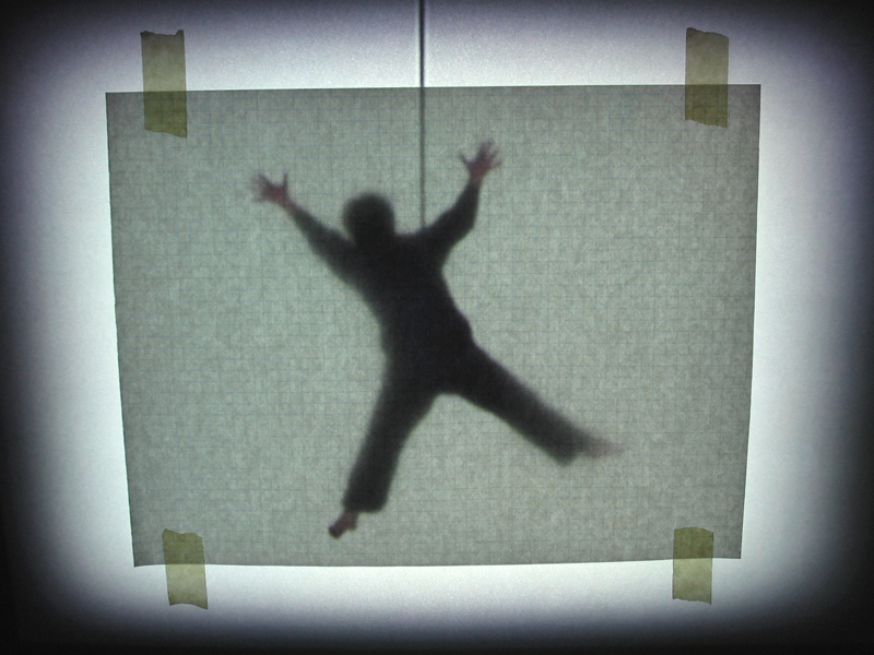 les yeux fermés,installation cinétique et sonore et vidéo de manon labrecque,mécanismes,images,corps,suspension,dessin