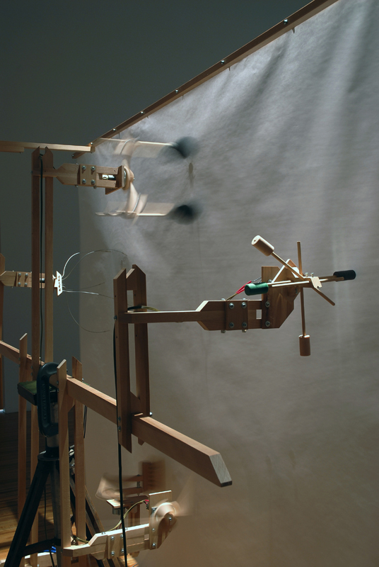 les yeux fermés,installation cinétique et sonore et vidéo de manon labrecque,mécanismes,images,corps,suspension,dessin