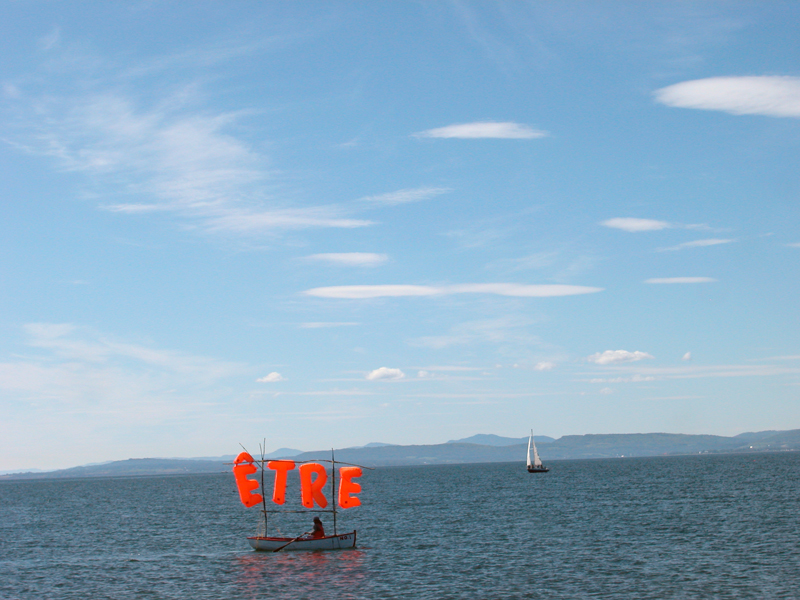 action contemplative, performance de manon labrecque,mer,bateau,être