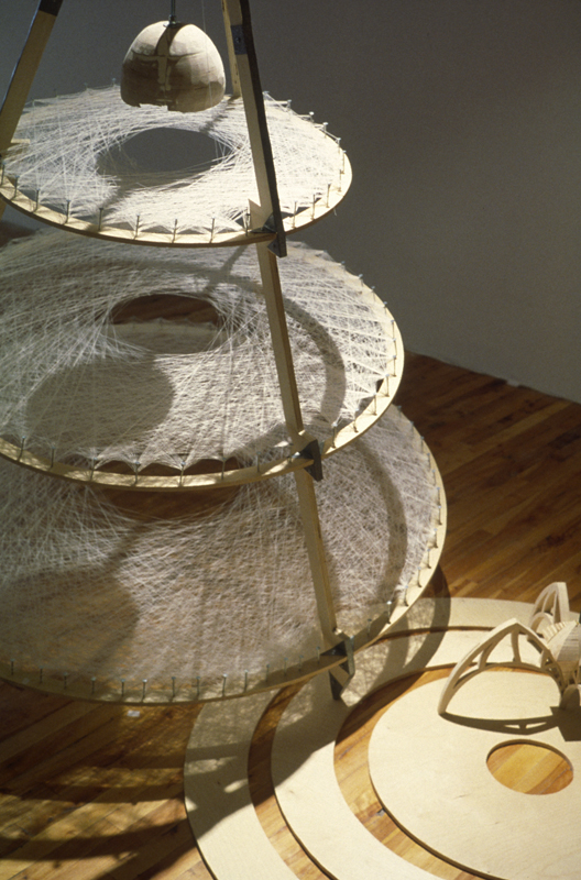 confession,performance de manon labrecque, objets sculpturaux, bercaux,fil,robe,présentoir