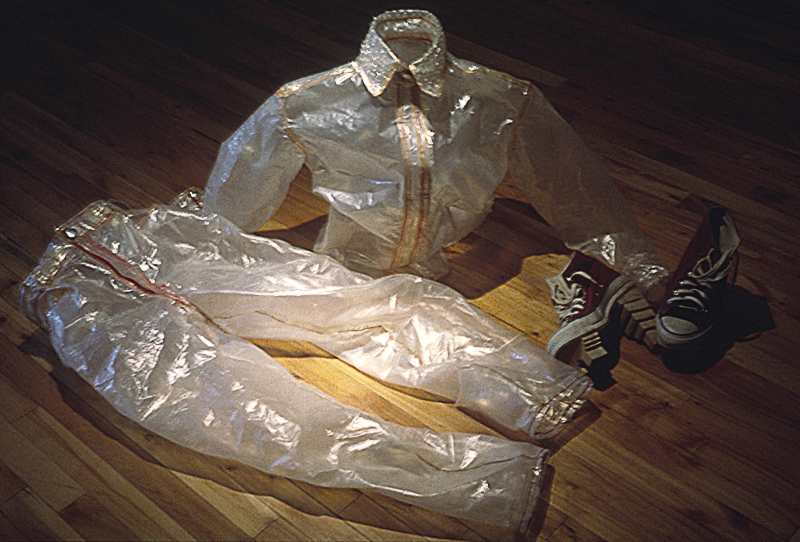 confession,performance de manon labrecque, objets sculpturaux, bercaux,fil,robe,présentoir