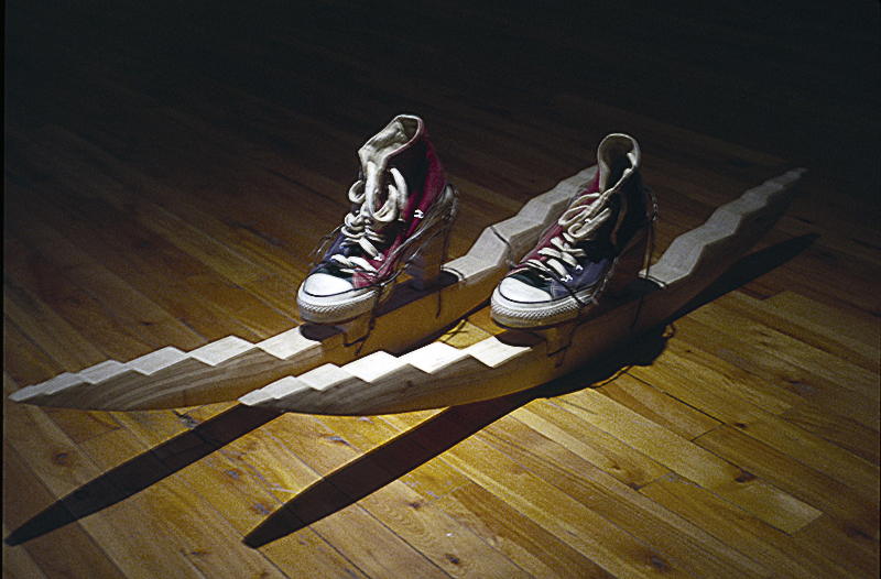 confession,performance de manon labrecque, objets sculpturaux, bercaux,fil,robe,présentoir