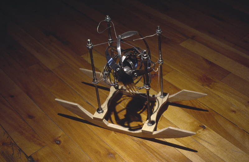 confession,performance de manon labrecque, objets sculpturaux, bercaux,fil,robe,présentoir