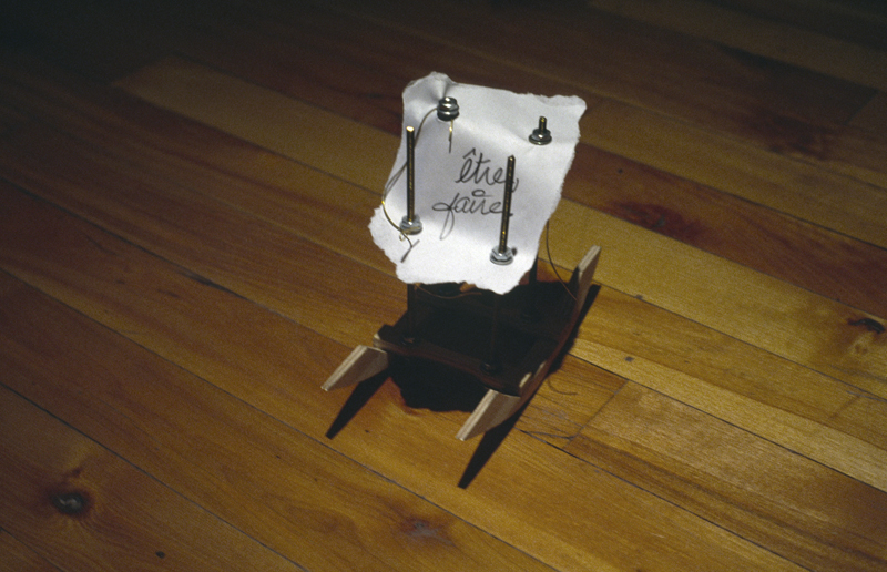 confession,performance de manon labrecque, objets sculpturaux, bercaux,fil,robe,présentoir