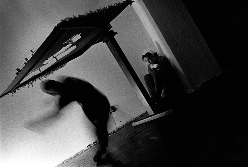 gravité,performance dans installation de diane dubeau et manon labrecque, mouvement perpétuel,topographie,loi gravitationnelle