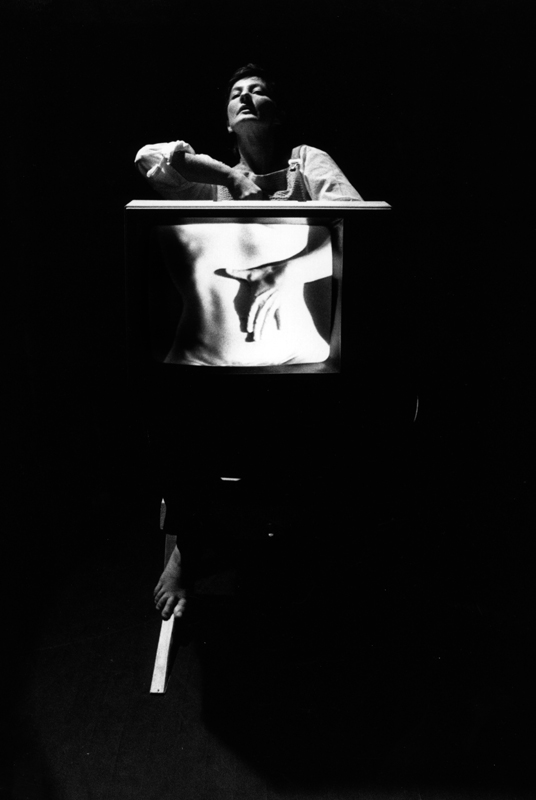 visages divers,performance vidéo de annie brisson et manon labrecque,corps,prolongation,images,coudre,