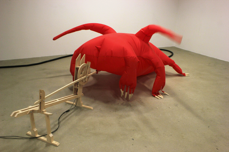 objets de cris et de vents,installation cinétique et sonore de manon labrecque,mécanismes en bois,formes gonflées d'air,rouge,