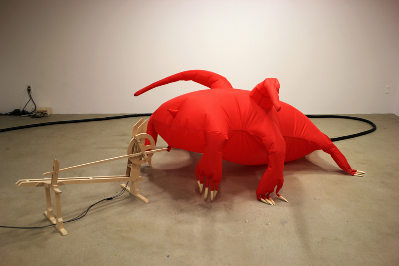objets de cris et de vents,installation cinétique et sonore de manon labrecque,mécanismes en bois,formes gonflées d'air,rouge,