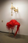 objets de cris et de vents,installation cinétique et sonore de manon labrecque,mécanismes en bois,formes gonflées d'air,rouge,