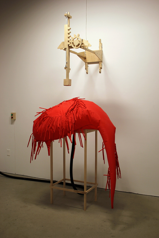 objets de cris et de vents,installation cinétique et sonore de manon labrecque,mécanismes en bois,formes gonflées d'air,rouge,