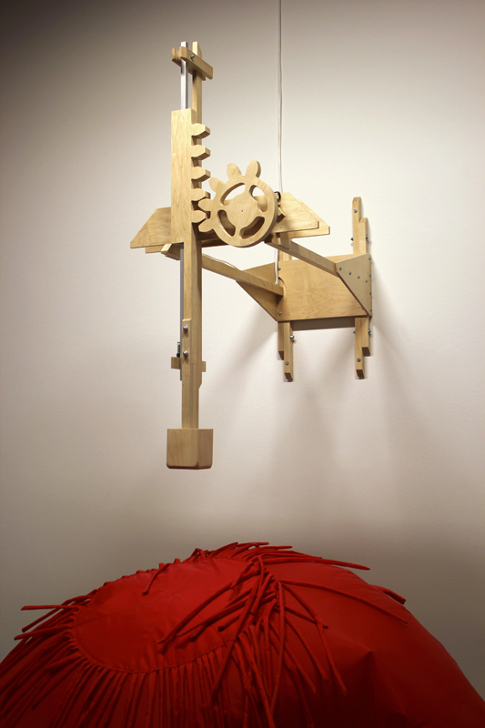 objets de cris et de vents,installation cinétique et sonore de manon labrecque,mécanismes en bois,formes gonflées d'air,rouge,