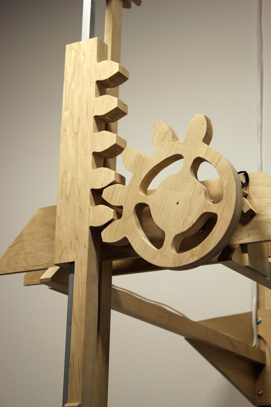 objets de cris et de vents,installation cinétique et sonore de manon labrecque,mécanismes en bois,formes gonflées d'air,rouge,