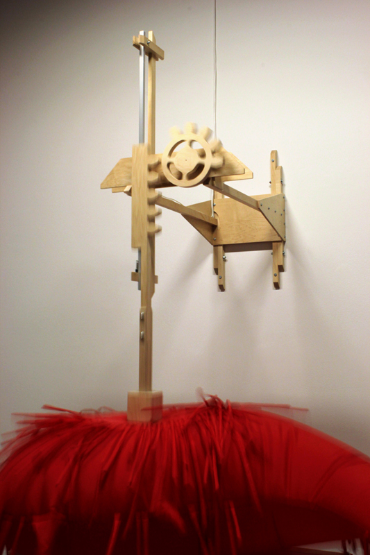 objets de cris et de vents,installation cinétique et sonore de manon labrecque,mécanismes en bois,formes gonflées d'air,rouge,