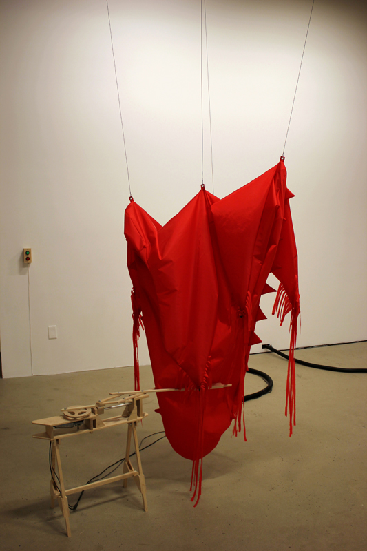 objets de cris et de vents,installation cinétique et sonore de manon labrecque,mécanismes en bois,formes gonflées d'air,rouge,