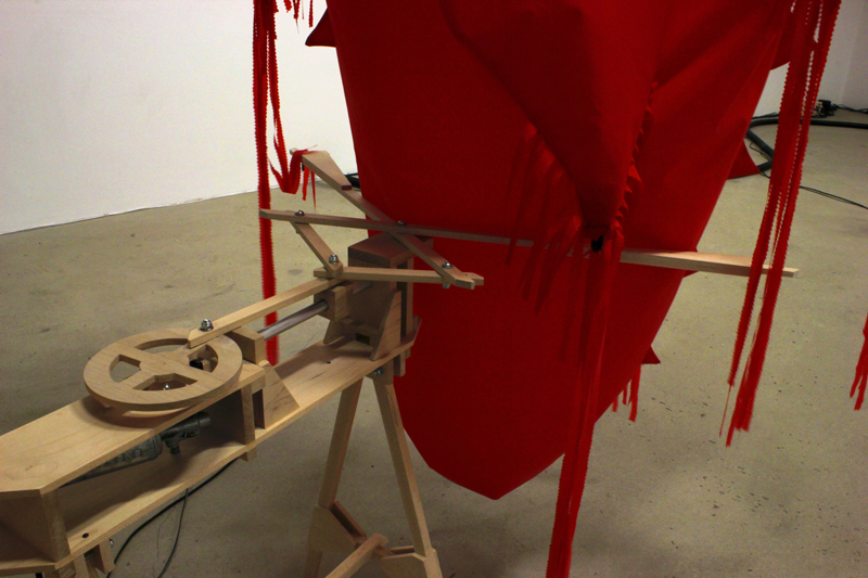 objets de cris et de vents,installation cinétique et sonore de manon labrecque,mécanismes en bois,formes gonflées d'air,rouge,