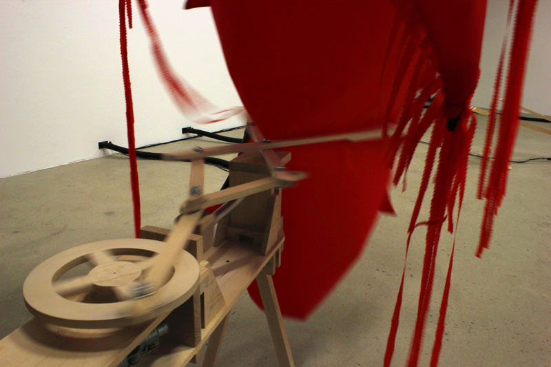 objets de cris et de vents,installation cinétique et sonore de manon labrecque,mécanismes en bois,formes gonflées d'air,rouge,