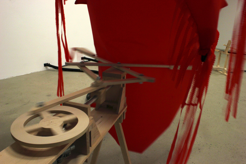 objets de cris et de vents,installation cinétique et sonore de manon labrecque,mécanismes en bois,formes gonflées d'air,rouge,