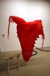 objets de cris et de vents,installation cinétique et sonore de manon labrecque,mécanismes en bois,formes gonflées d'air,rouge,
